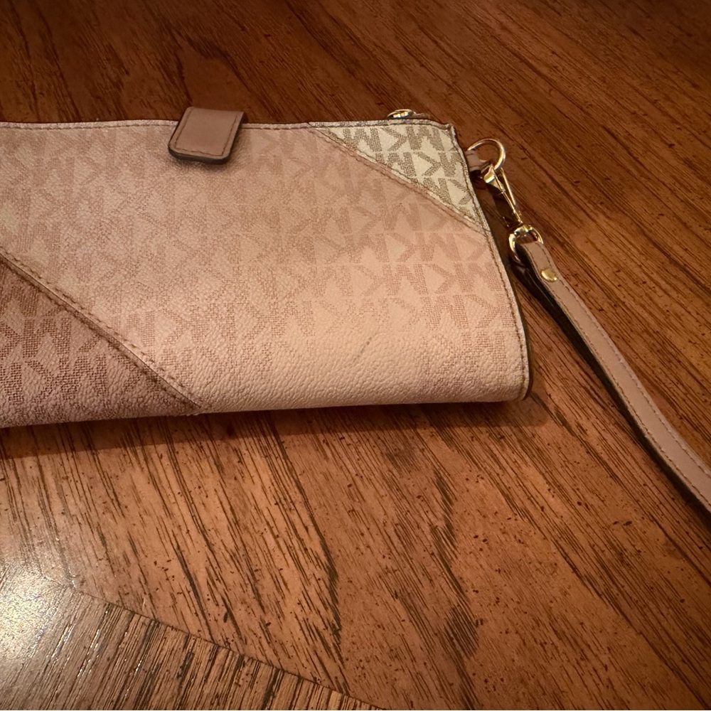 SOLD!! Elegant Beige Designer Wristlet